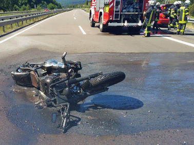 †13-Jähriger Junge stirbt auf A8 bei Motorradunfall – Mercedesfahrer flüchtet!